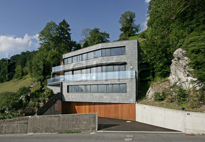 Grüne Schieferfassade am Berg Abb 02