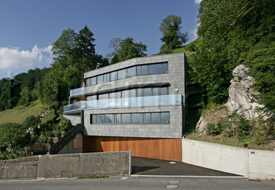 Grüne Schieferfassade am Berg Abb 02