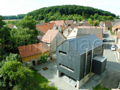 Schiefermonolith im Dorf Abb 1